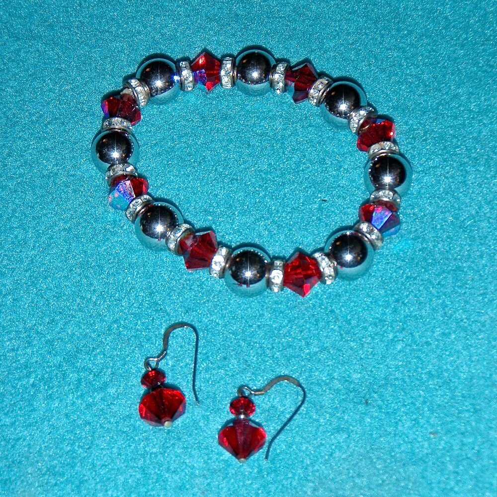 HANDMADE SILVER & RED ACRYLIC BEAD STRETCH BRACELET & PIERCED EARRING SET~ NEW